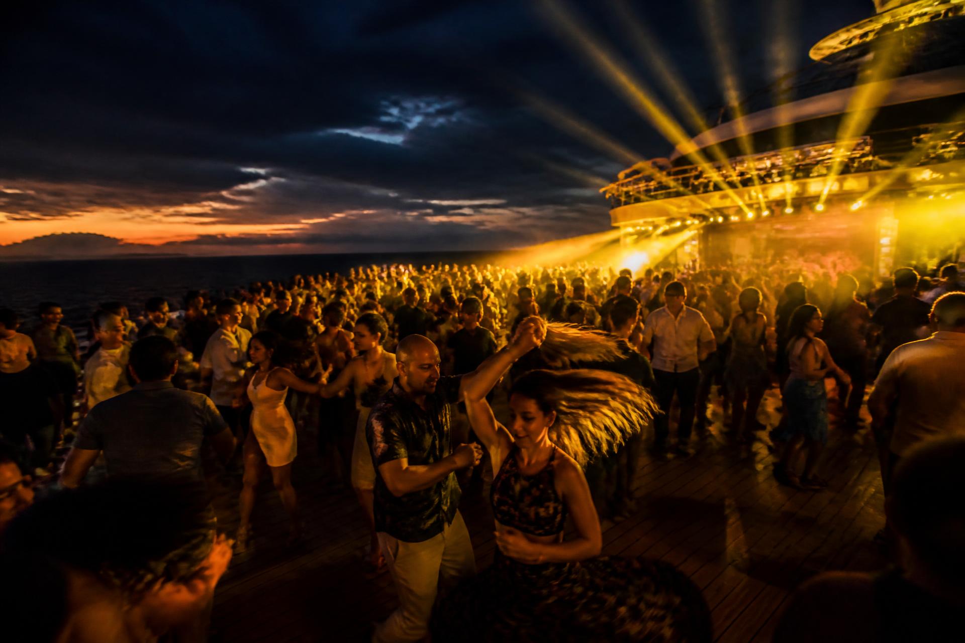 Fiesta de salsa en la cubierta de un crucero al atardecer en el Mediterráneo